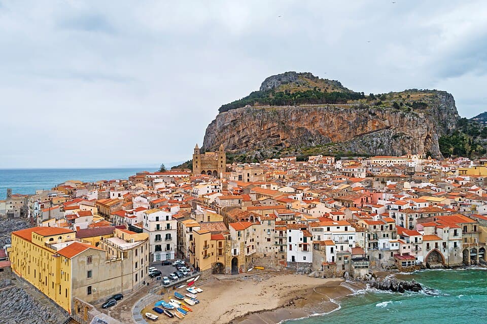Cefalù — centro e spiaggia (in treno)